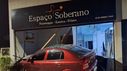 Motorista embriagado é preso após colidir veículo contra estabelecimento no centro de Xanxerê