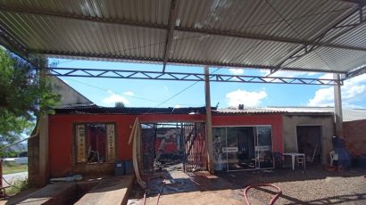 Incêndio atinge imóvel e mobiliza bombeiros em São Domingos
