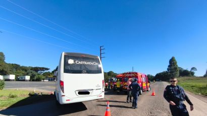Colisão entre carro e micro-ônibus é registrada na BR-282 em Vargeão