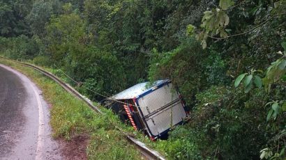 Caminhão tomba após saída de pista em Xanxerê