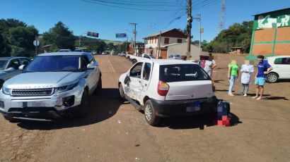 Colisão entre dois veículos deixa uma pessoa em estado grave em Ouro Verde