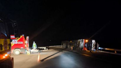 Carreta tomba na SC-153 em São Domingos e motorista fica ferido