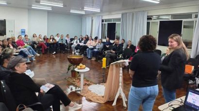 Programa Família Acolhedora é apresentado durante formação com catequistas