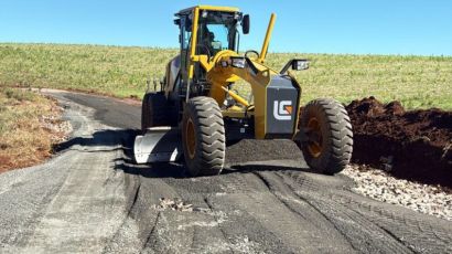 Equipes da prefeitura trabalham em melhorias na infraestrutura do município
