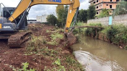 Prefeitura de Xanxerê inicia limpeza e desassoreamento do rio para reduzir riscos de alagamentos