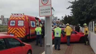 Condutora passa mal e carro colide contra muro de supermercado no Centro de Xanxerê