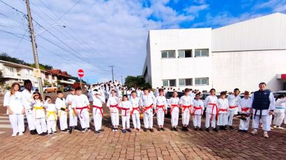 Xaxim leva 22 alunos de karatê a evento com 676 jovens no RS