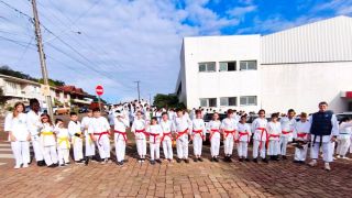 Xaxim leva 22 alunos de karatê a evento com 676 jovens no RS