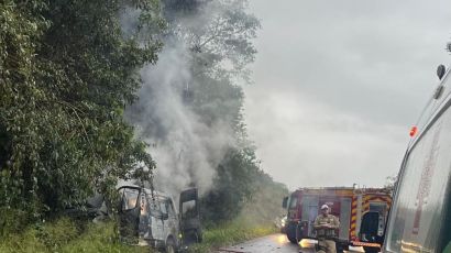 Van da Saúde de São Domingos pega fogo após colisão na SC-480 em Ipuaçu