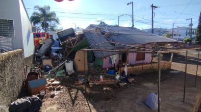 Caminhão carregado com areia atinge veículos e residência no Centro de Xanxerê