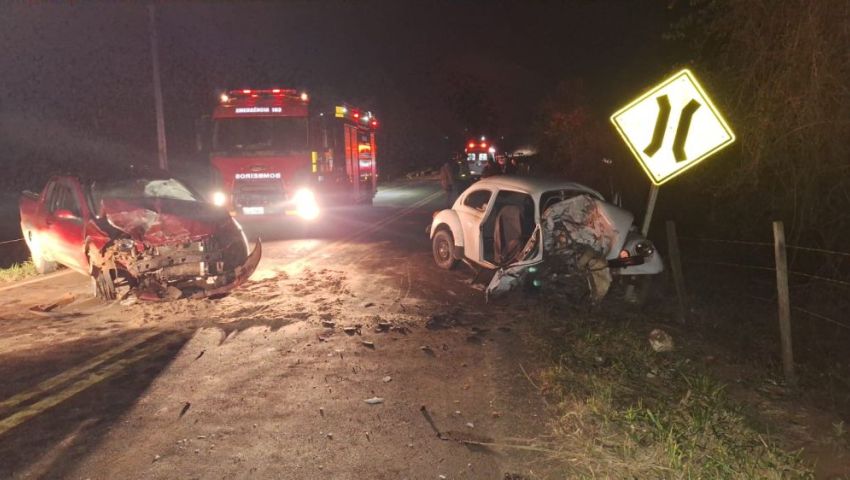 Colisão frontal entre dois veículos deixa feridos na SC-156 em Entre Rios