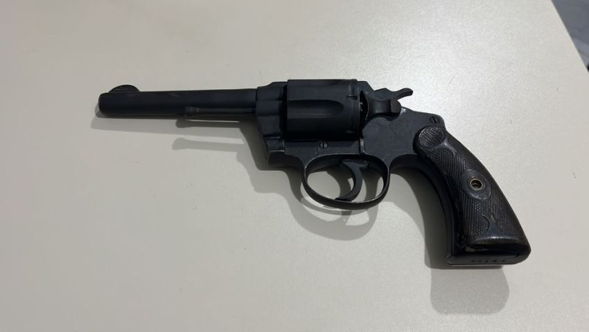 Jovem é preso por tráfico de drogas e posse irregular de armas em São Domingos