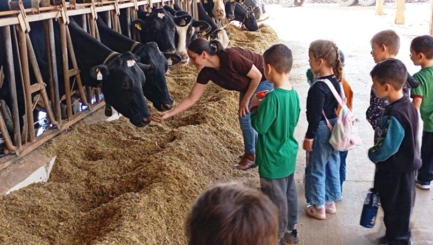 Aprendizado além da sala de aula: crianças conhecem o caminho do leite em fazenda de Xanxerê