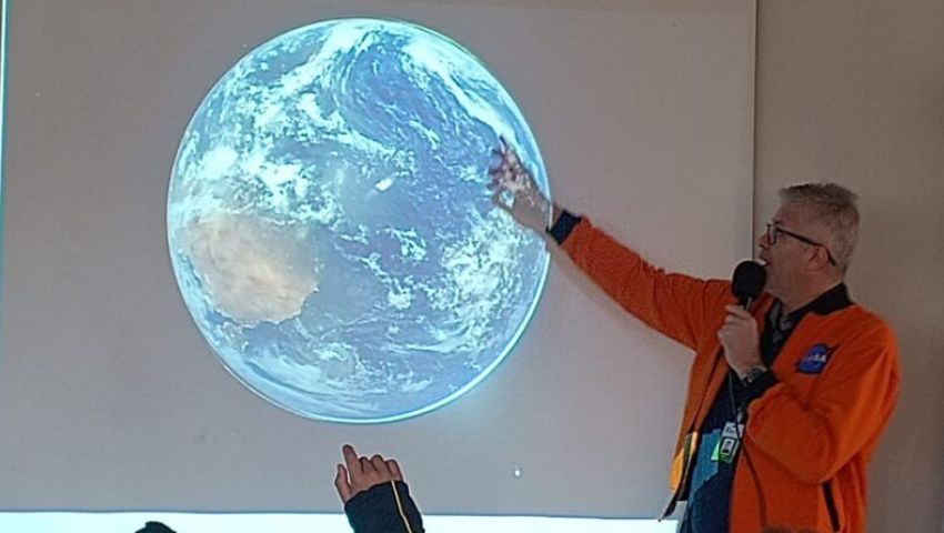 Alunos da EMEB Pequeno Trabalhador visitam exposição sobre exploração espacial no IFSC Xanxerê