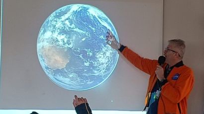 Alunos da EMEB Pequeno Trabalhador visitam exposição sobre exploração espacial no IFSC Xanxerê