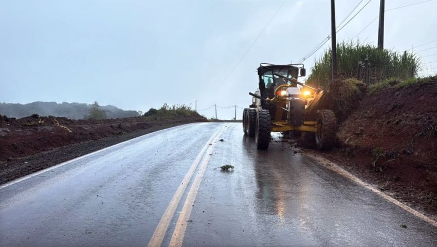 Xanxerê realiza limpeza das laterais e canaletas das rodovias municipais