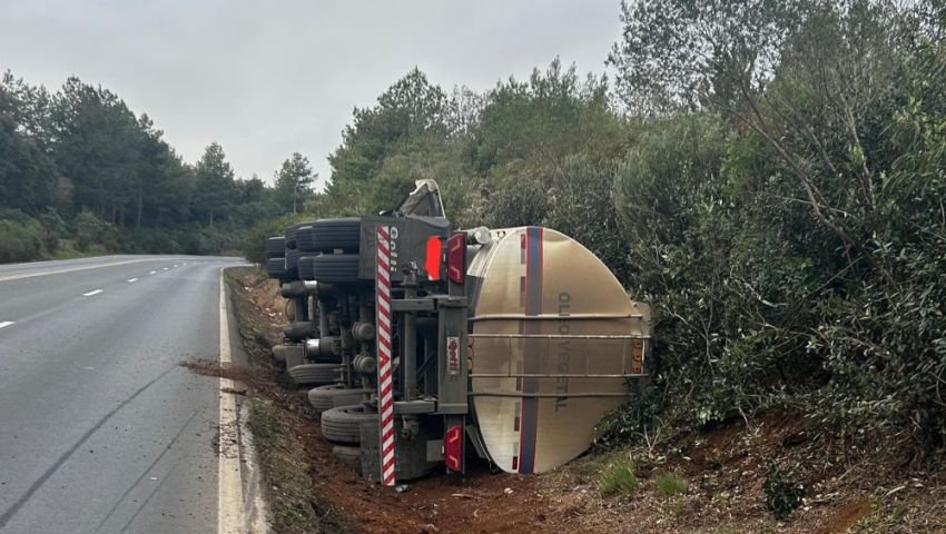 Caminhão carregado com óleo vegetal tomba às margens da BR-282 em Ponte Serrada