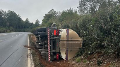 Caminhão carregado com óleo vegetal tomba às margens da BR-282 em Ponte Serrada