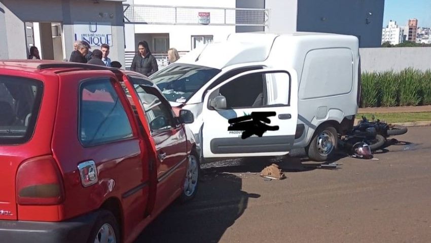 Colisão entre três veículos deixa motociclista ferido em Xanxerê