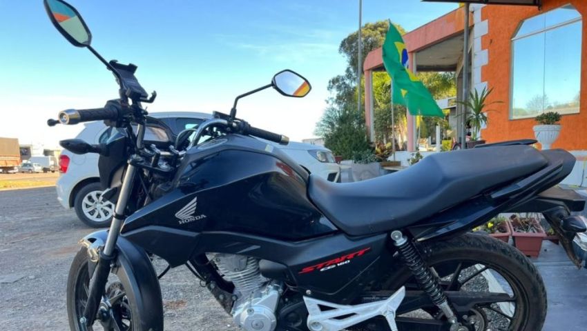 Polícia Militar recupera motocicleta furtada e apreende drogas em Faxinal dos Guedes