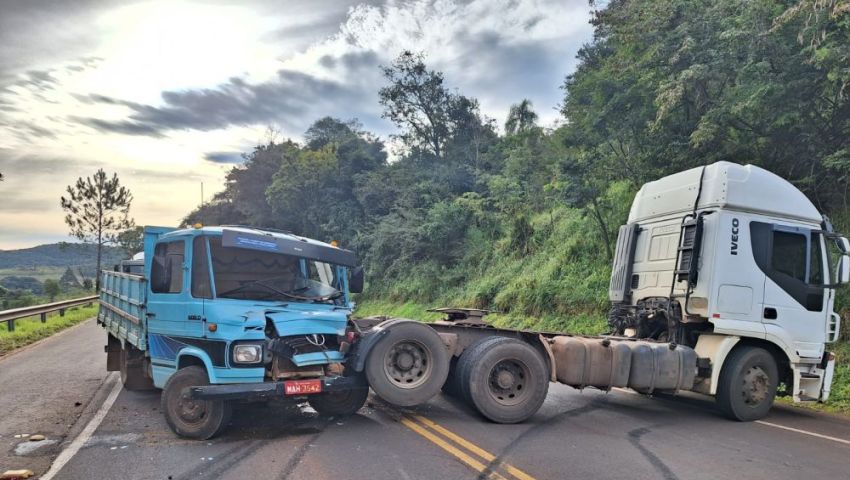 Motorista fica ferido após colisão entre caminhões na SC-480 em Bom Jesus
