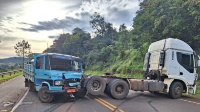 Motorista fica ferido após colisão entre caminhões na SC-480 em Bom Jesus