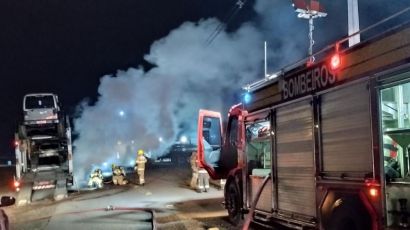 Incêndio em carreta cegonha mobiliza bombeiros na BR-282 em Xanxerê