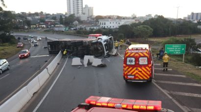 Motorista fica ferido após carreta tombar na BR-282 em Xanxerê