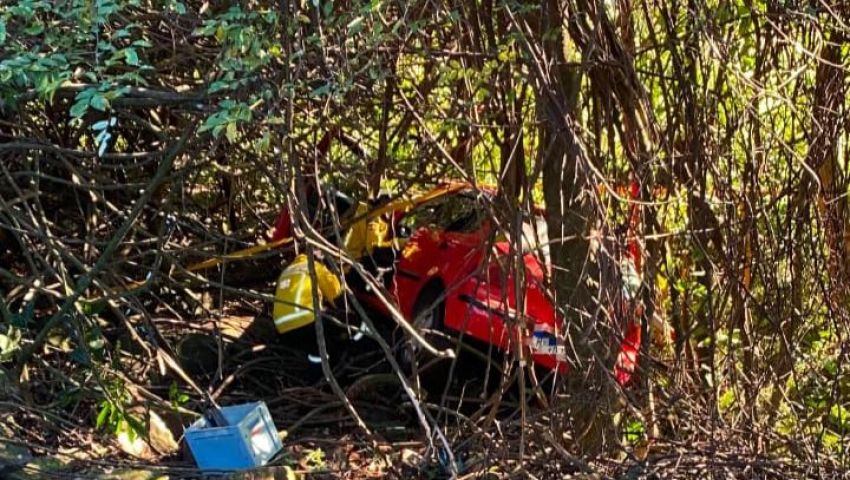 Carro cai em barranco e motorista fica ferido em Abelardo Luz