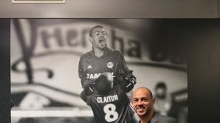 Hilton jogou 17 temporadas e virou ídolo na França