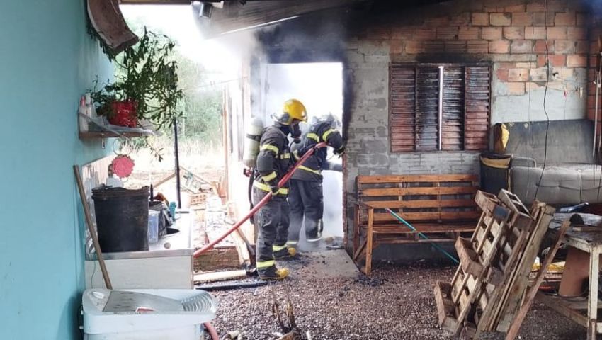 Incêndio atinge cômodo de residência em Abelardo Luz