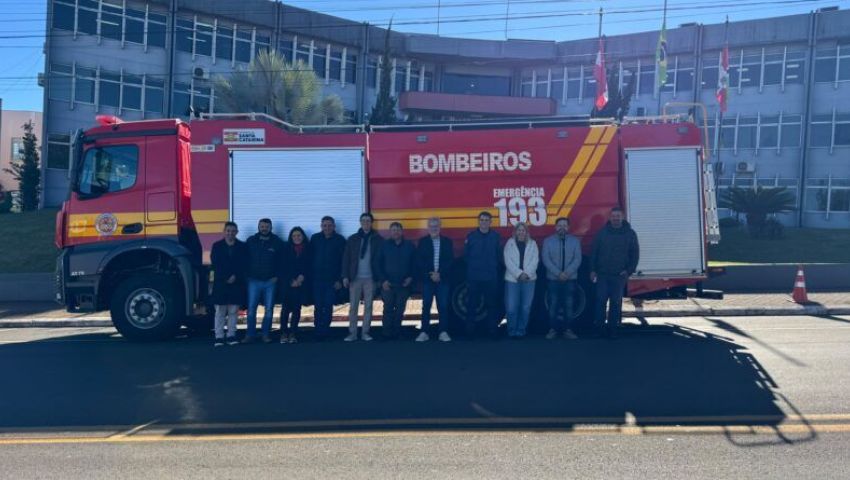 Prefeito e vice acompanham entrega oficial de novo caminhão ao Corpo de Bombeiros de Xanxerê