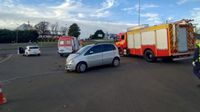 Mulher é encaminhada ao hospital após colisão entre carros na BR-282 em Xanxerê