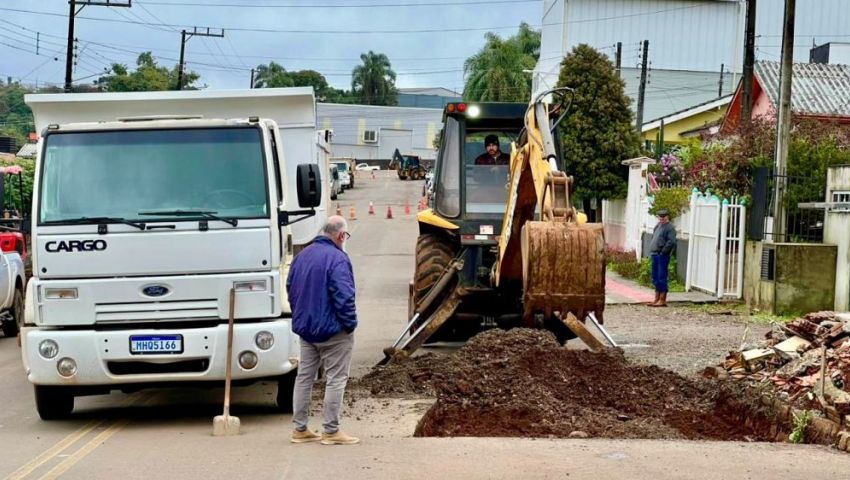 Operação tapa-buracos é realizada no bairro Nossa Senhora de Lourdes