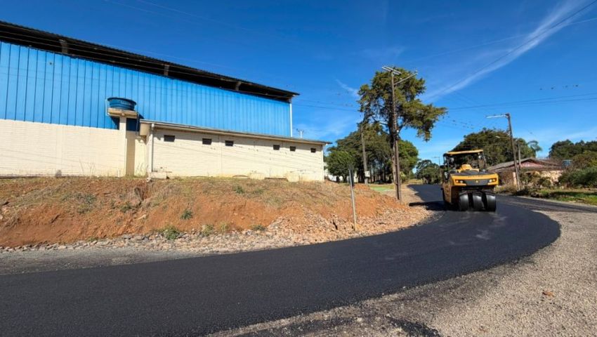 Xanxerê inicia pavimentação asfáltica do trecho restante da Linha Cambuinzal até a rodovia