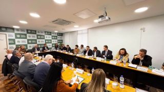Setor do leite debate exportação e proteção à produção no Sul