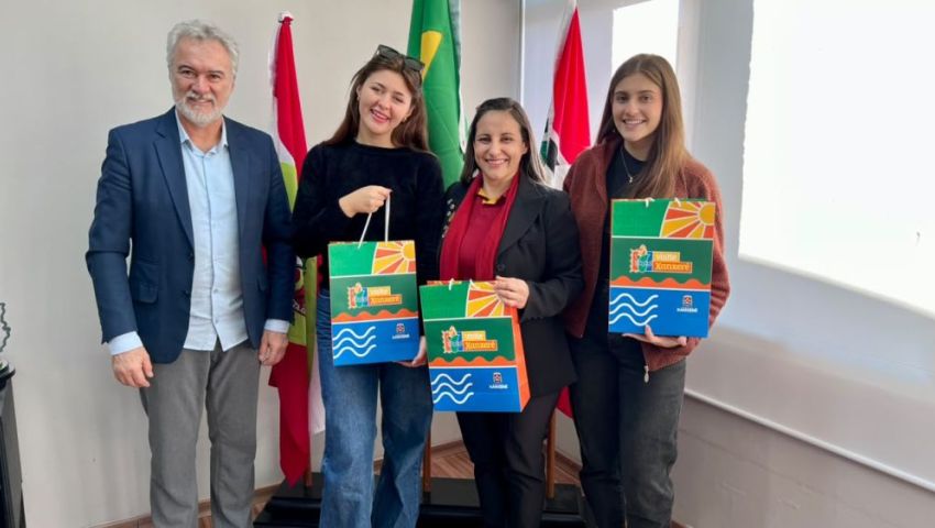 Intercambista italiana visita Prefeitura de Xanxerê para conhecer estrutura