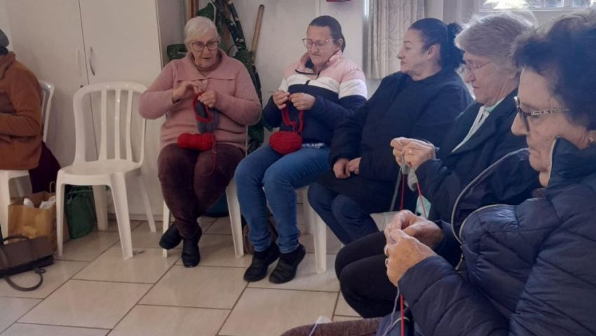 Idosas do Programa de Envelhecimento Ativo entregam mais de 150 gorros ao HRSP
