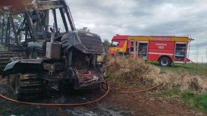 Incêndio destrói máquina agrícola no interior de Abelardo Luz
