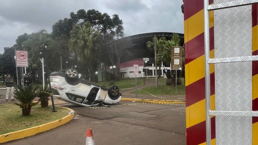 Capotamento deixa passageira ferida em acidente entre dois carros em São Domingos