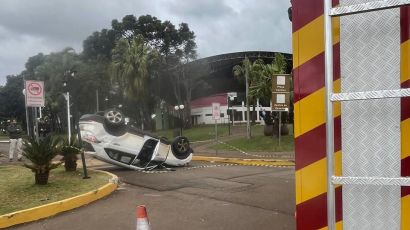 Capotamento deixa passageira ferida em acidente entre dois carros em São Domingos