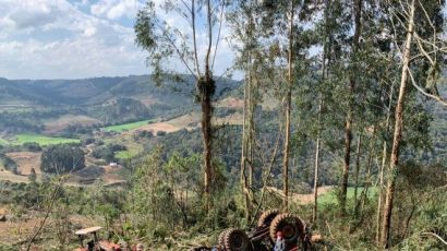 Homem fica ferido após queda em ribanceira com máquina agrícola