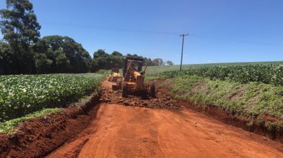 Prefeitura mantém quatro equipes trabalhando nas estradas do interior