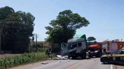 Colisão entre van e caminhão deixa uma pessoa morta na BR-282, em Faxinal dos Guedes