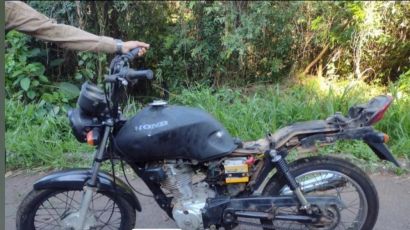 PM localiza motocicleta em meio a matagal no Santa Cruz