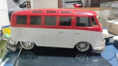 Ladrão invade oficina durante a madrugada e furta kombis em miniatura