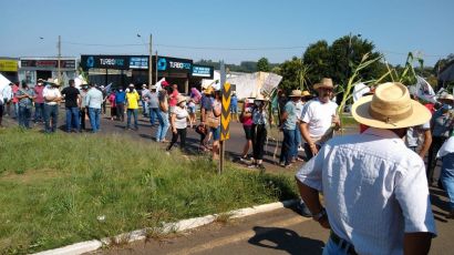 Agricultores de Xanxerê participam de manifestação na BR-282, em Chapecó