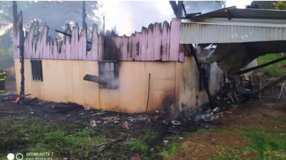 Casa é consumida por incêndio em Faxinal dos Guedes 