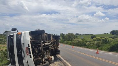 Caminhão tomba às margens da BR-282 em Xanxerê
