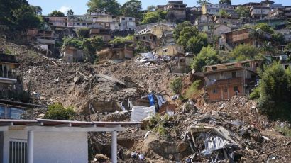 SC envia oito bombeiros para ajudar nas buscas em Petrópolis